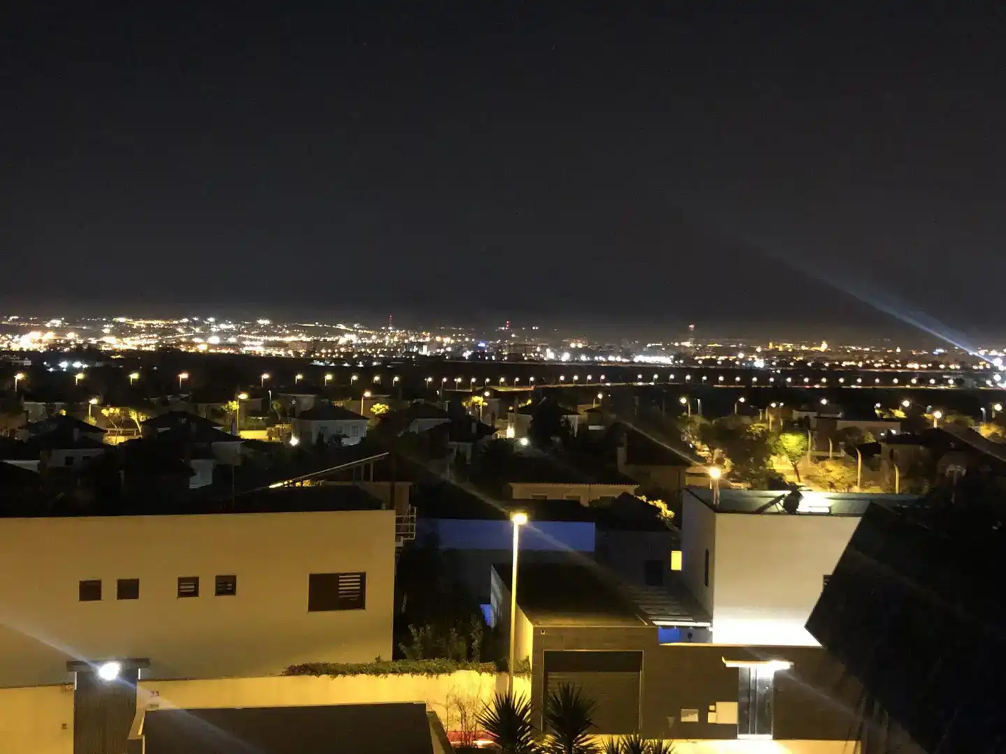 Vista exterior de Casa o xalet en venda en Montequinto amb Aire condicionat, Piscina i Balcó