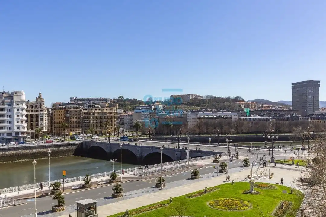 Vista exterior de Piso de alquiler en Donostia - San Sebastián  con Balcón
