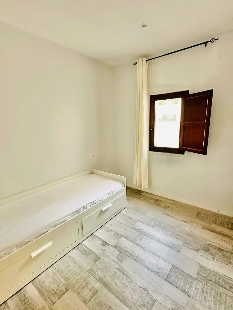 Bedroom of Flat for rent in Granada  with Parquet flooring, Furnished and Washing machine