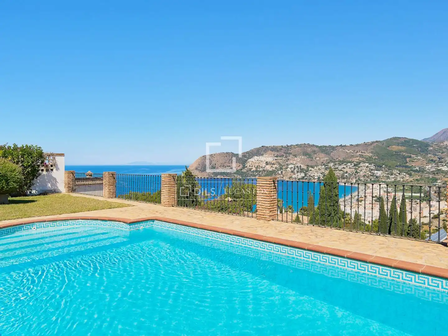 Vista exterior de Casa o xalet en venda en Almuñécar amb Aire condicionat, Calefacció i Jardí privat