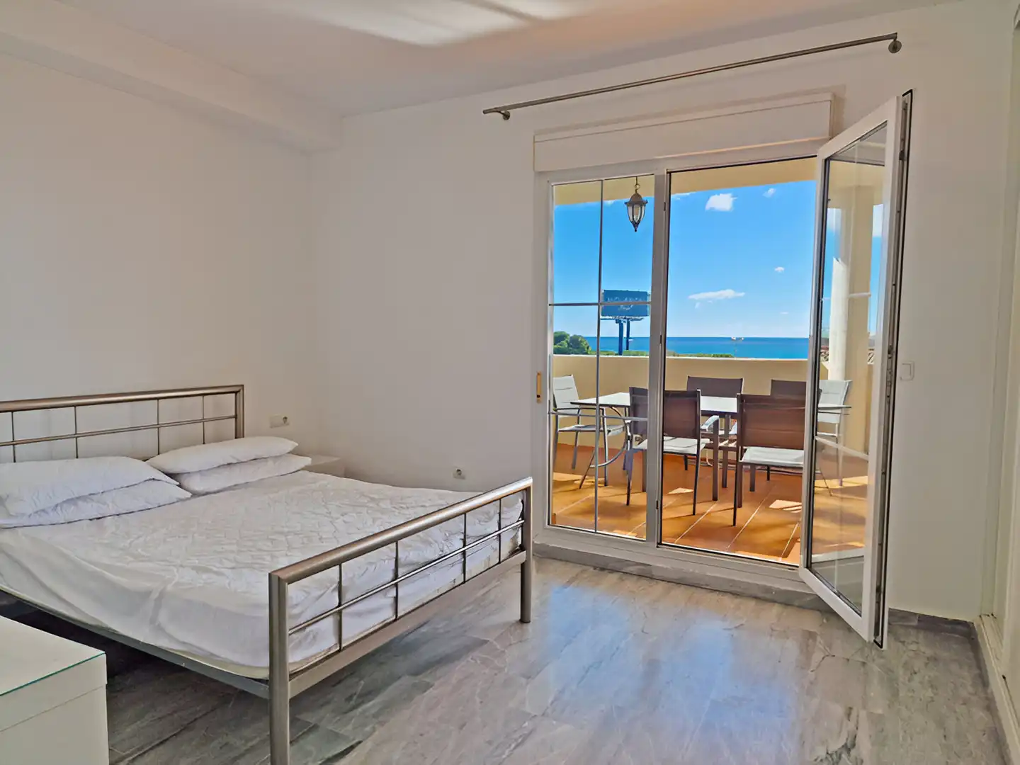 Dormitori de Planta baixa en venda en Marbella amb Aire condicionat, Terrassa i Piscina