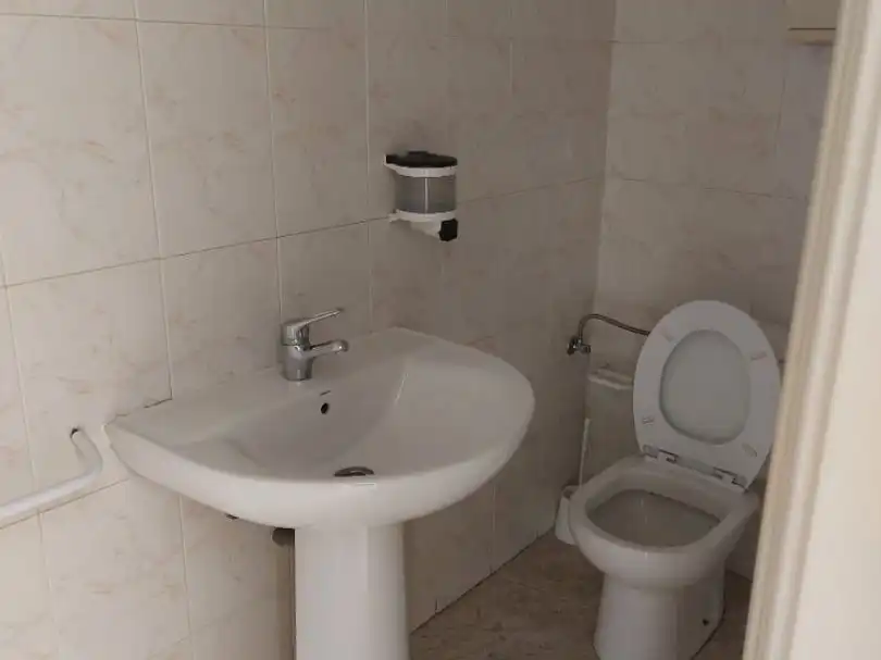 Baño de Local de alquiler en Ourense Capital  con Calefacción y Terraza