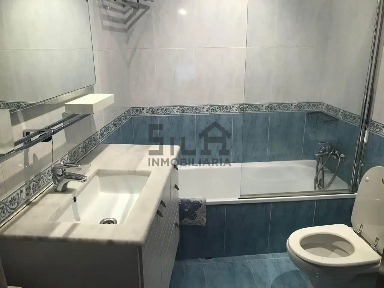 Bathroom of Flat for rent in Ourense Capital   with Heating, Parquet flooring and Furnished