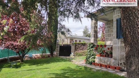ALQUILER   Casita de piedra en una sola planta con espectacular jardín