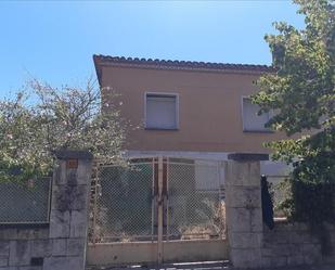 Vista exterior de Casa o xalet en venda en Figueres amb Piscina