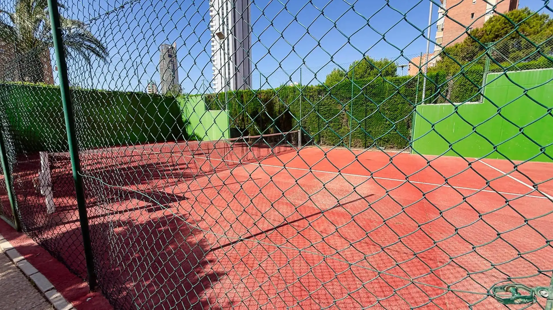 Vista exterior de Pis en venda en Benidorm amb Aire condicionat, Jardí privat i Terrassa