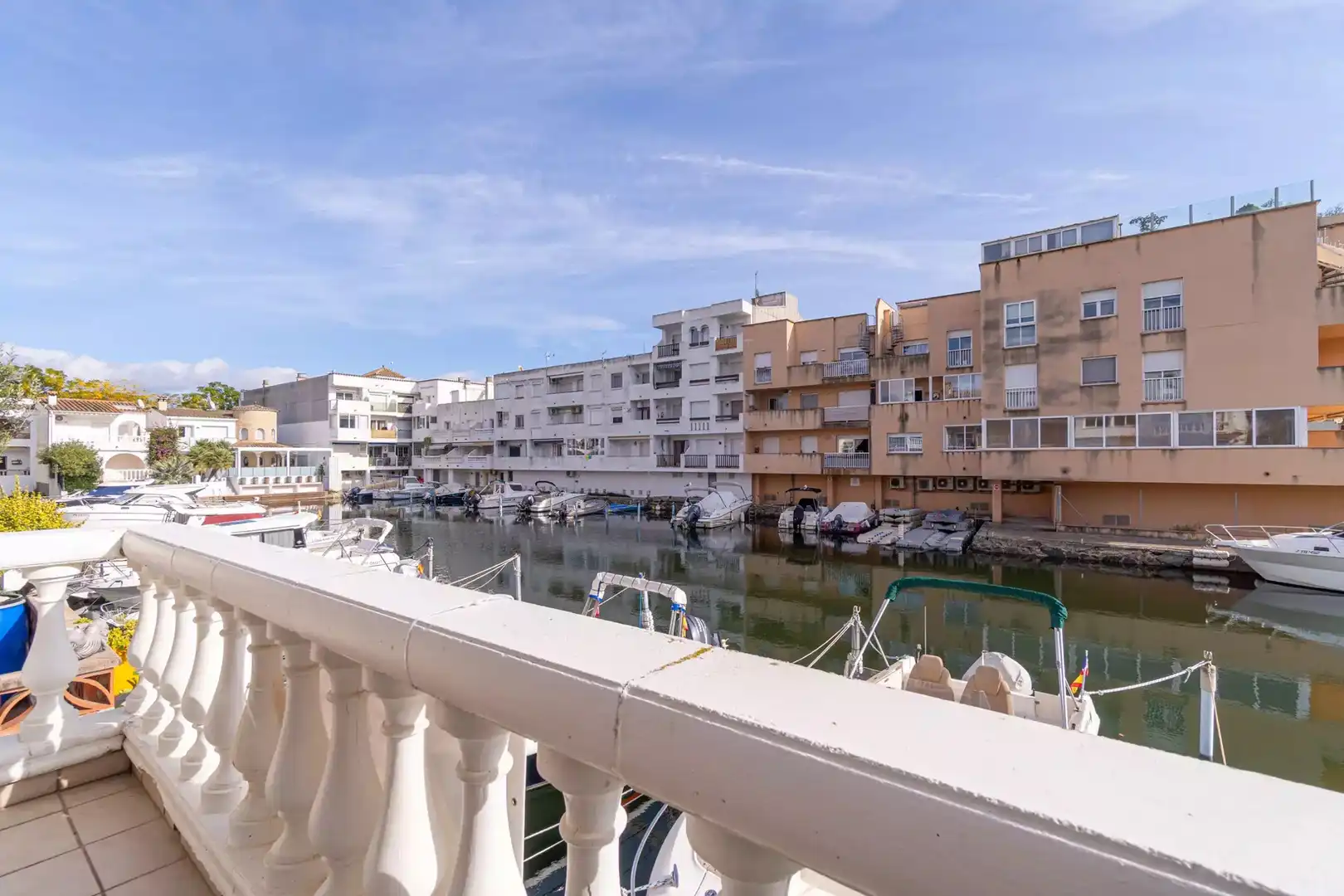 Vista exterior de Casa adosada en venda en Empuriabrava amb Aire condicionat, Terrassa i Moblat