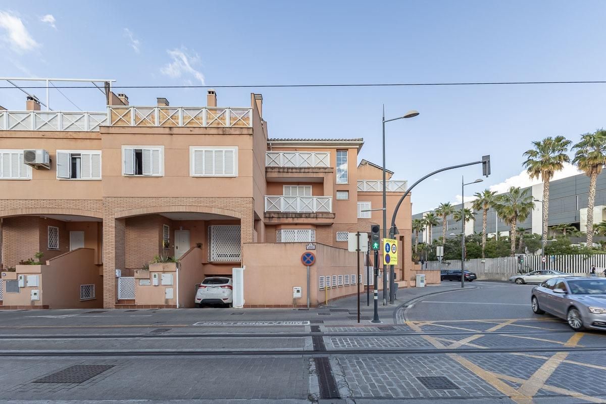 Vista exterior de Casa o xalet en venda en Armilla amb Calefacció i Terrassa