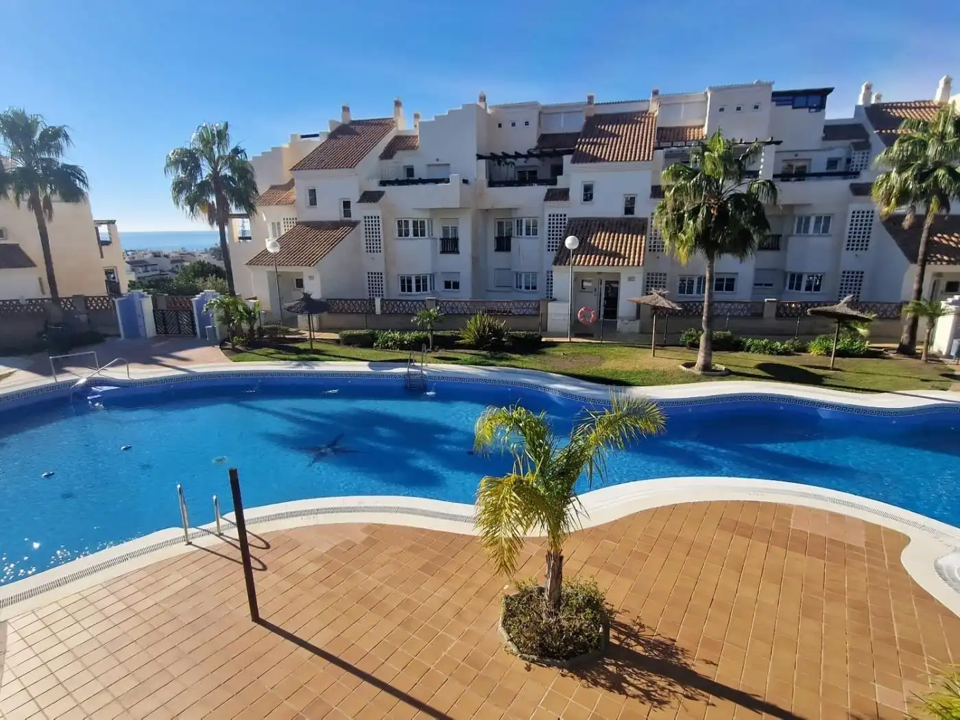 Vista exterior de Dúplex en venda en Benalmádena amb Aire condicionat, Calefacció i Jardí privat