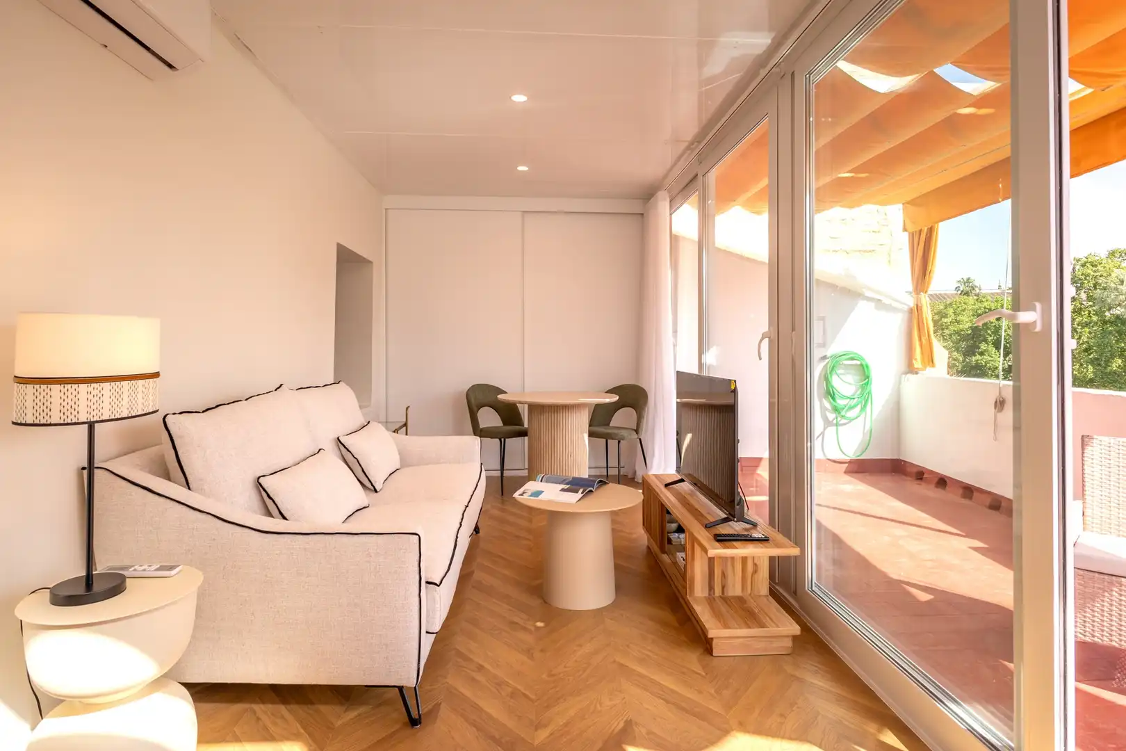 Living room of Flat for rent in Sevilla  with Air Conditioner and Terrace
