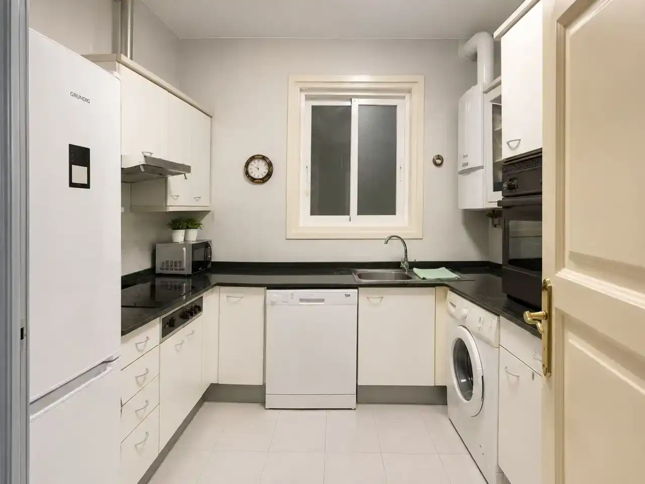 Kitchen of Flat for rent in Instituts - Universitat
