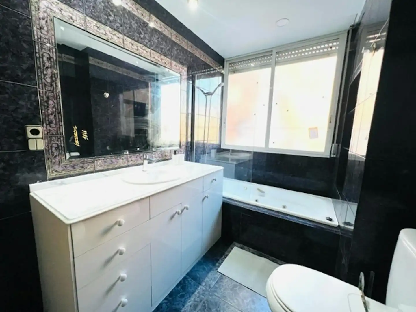 Baño de Piso para compartir en Alcobendas con Calefacción y Lavadora