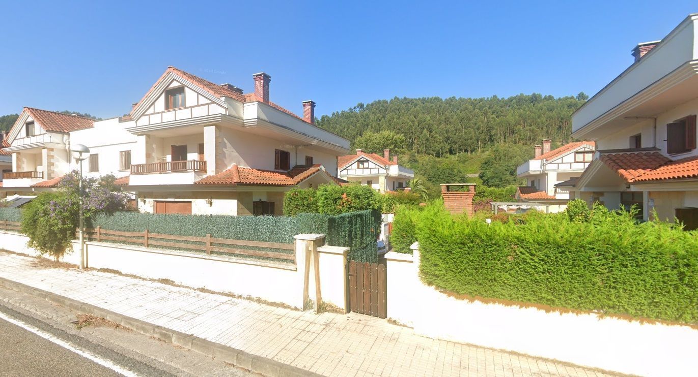 Vista exterior de Casa adosada en venda en Guriezo amb Calefacció, Jardí privat i Terrassa