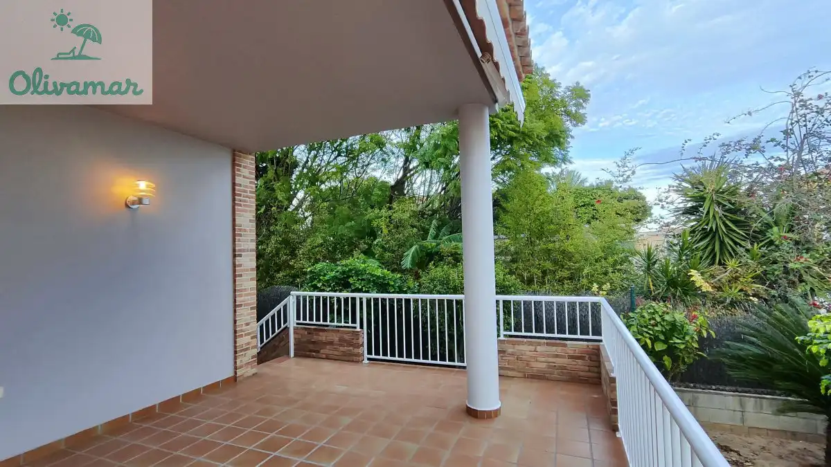 Terrassa de Casa o xalet en venda en Oliva amb Moblat