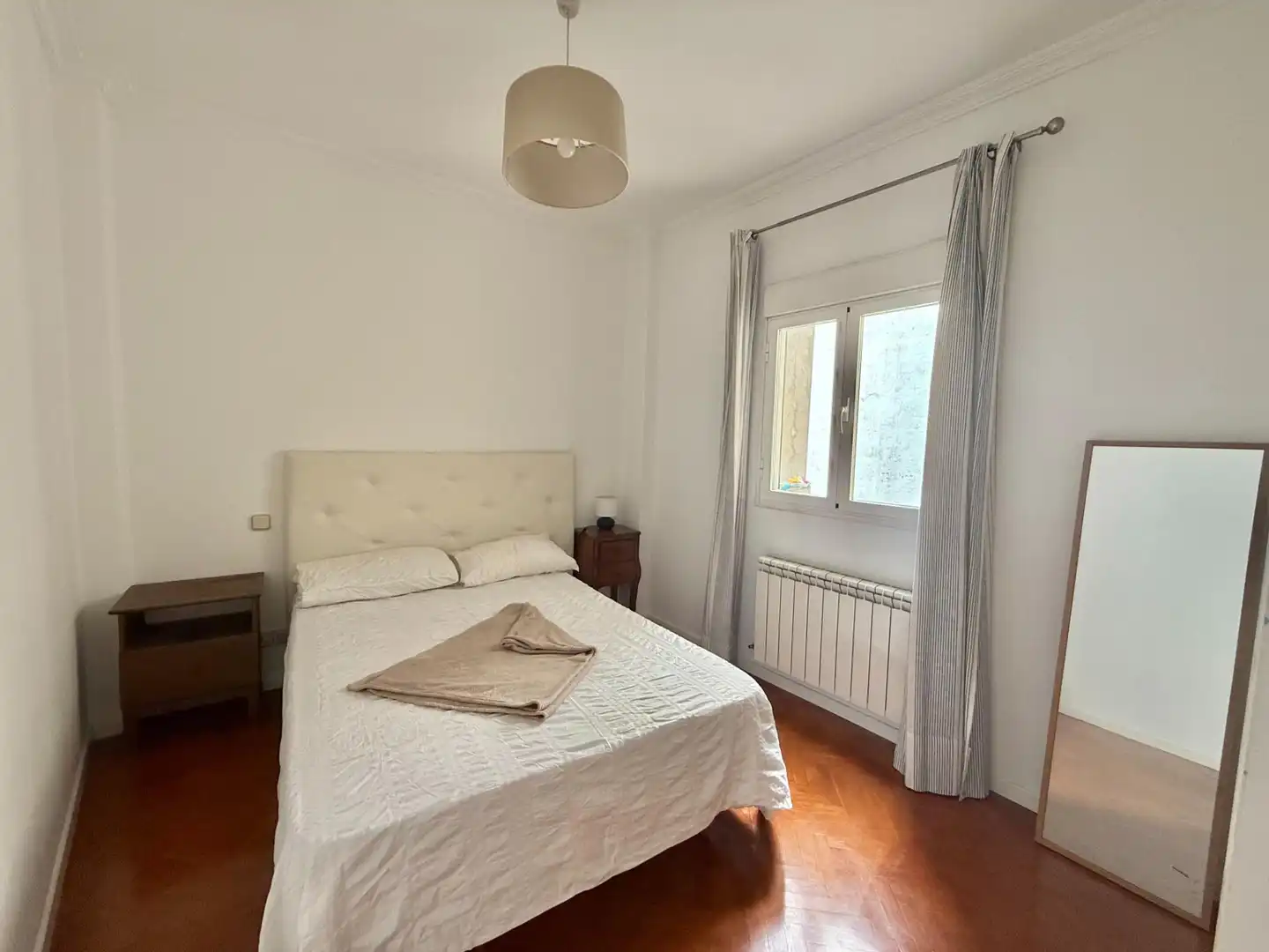 Schlafzimmer von Wohnung zur Miete in Madrid mit Heizung, Möbliert und Balkon