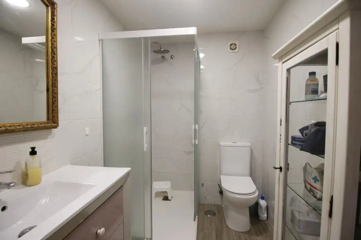 Baño de Piso en venta en Vélez-Málaga con Terraza y Piscina comunitaria