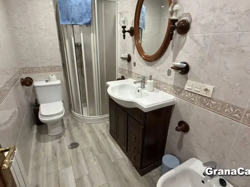 Baño de Piso para compartir en Granada con Aire acondicionado, Calefacción y Amueblado