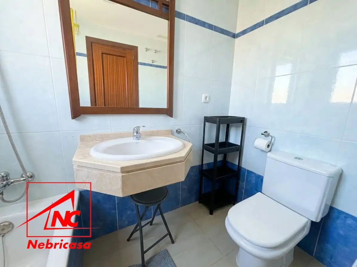 Badezimmer von Wohnung zur Miete in Rota mit Klimaanlage, Terrasse und Schwimmbad