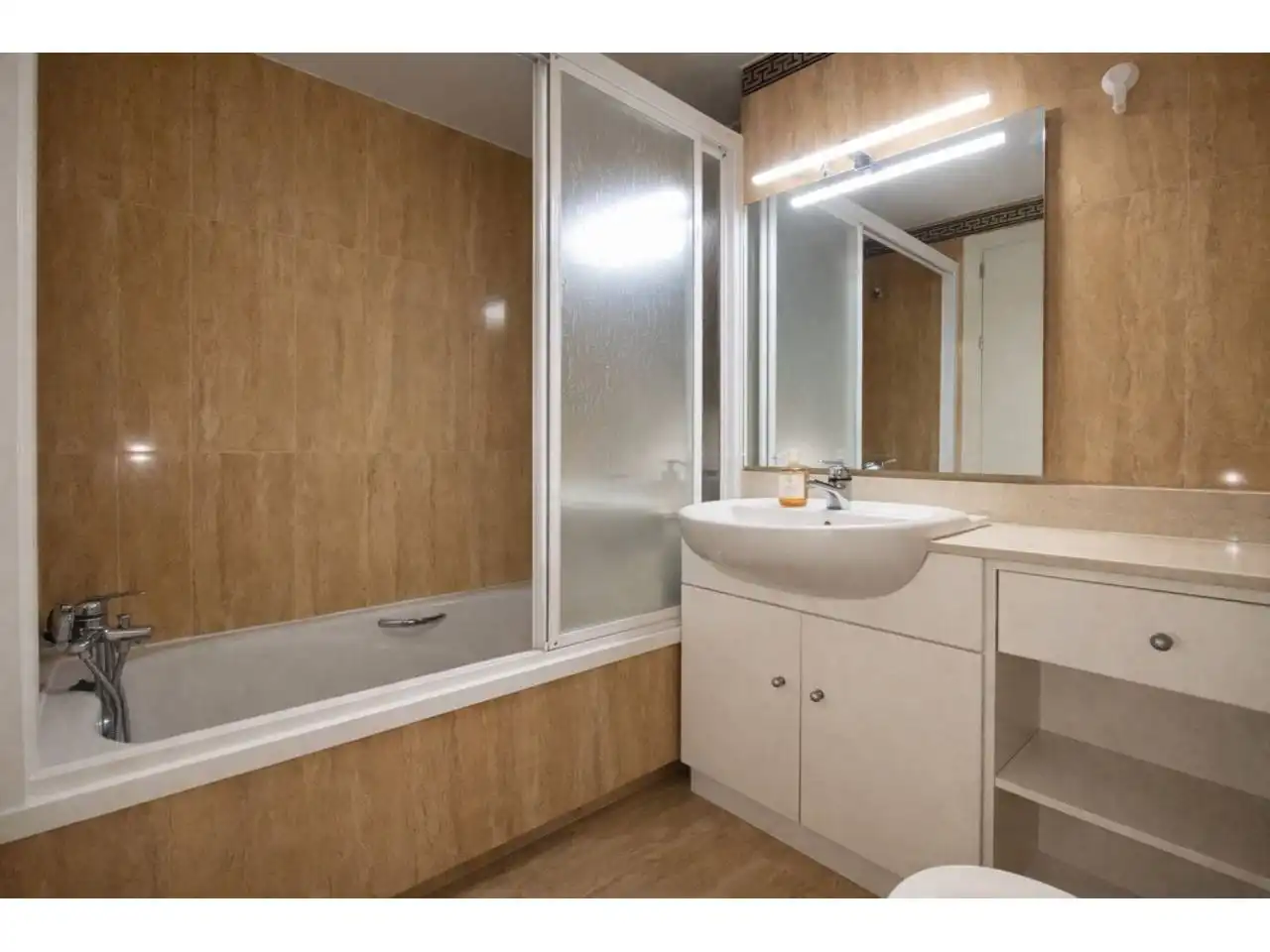 Bathroom of Flat for sale in Madrid  with Air Conditioner, Heating and Storage room