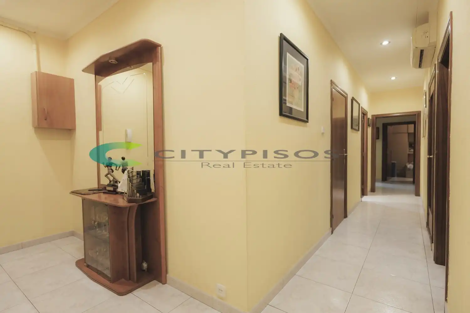 Flat for sale in Barcelona  with Air Conditioner and Oven