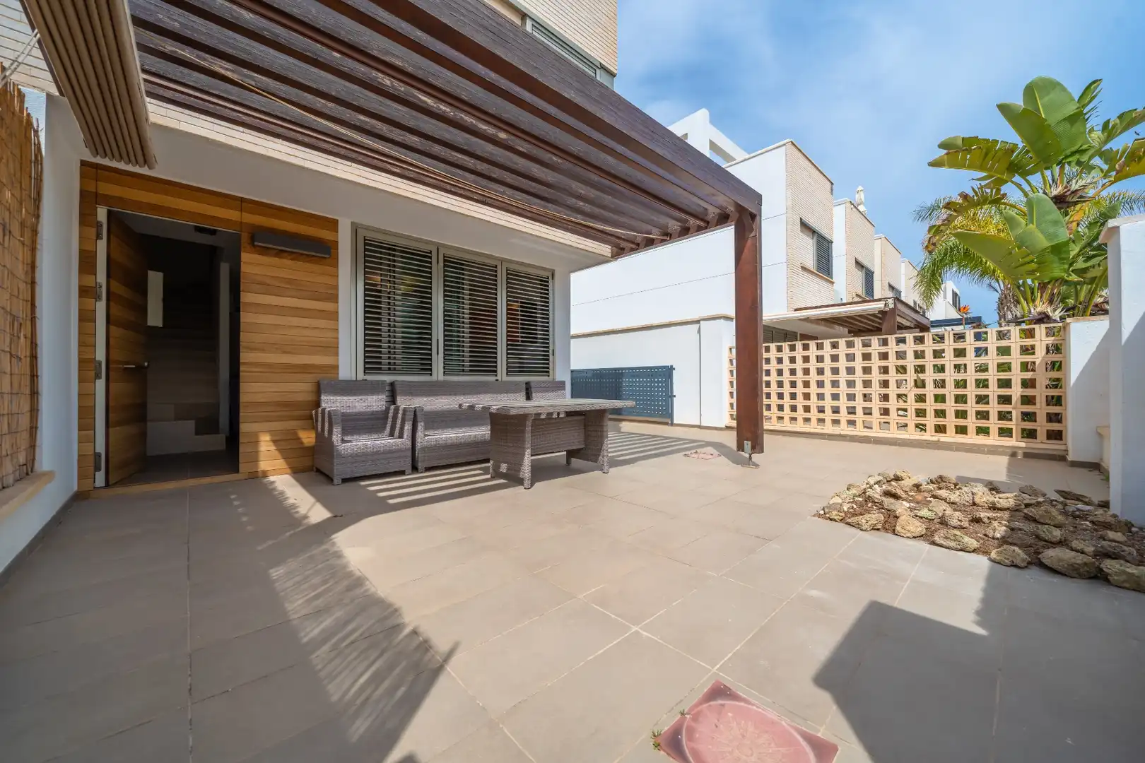 Terrasse von Einfamilien-Reihenhaus zum Verkauf in Pilar de la Horadada mit Klimaanlage