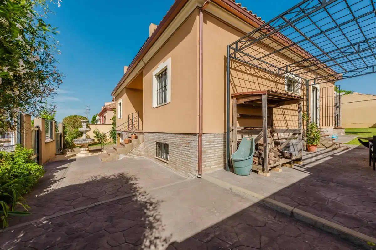 Vista exterior de Casa o xalet en venda en Almensilla amb Aire condicionat, Calefacció i Jardí privat