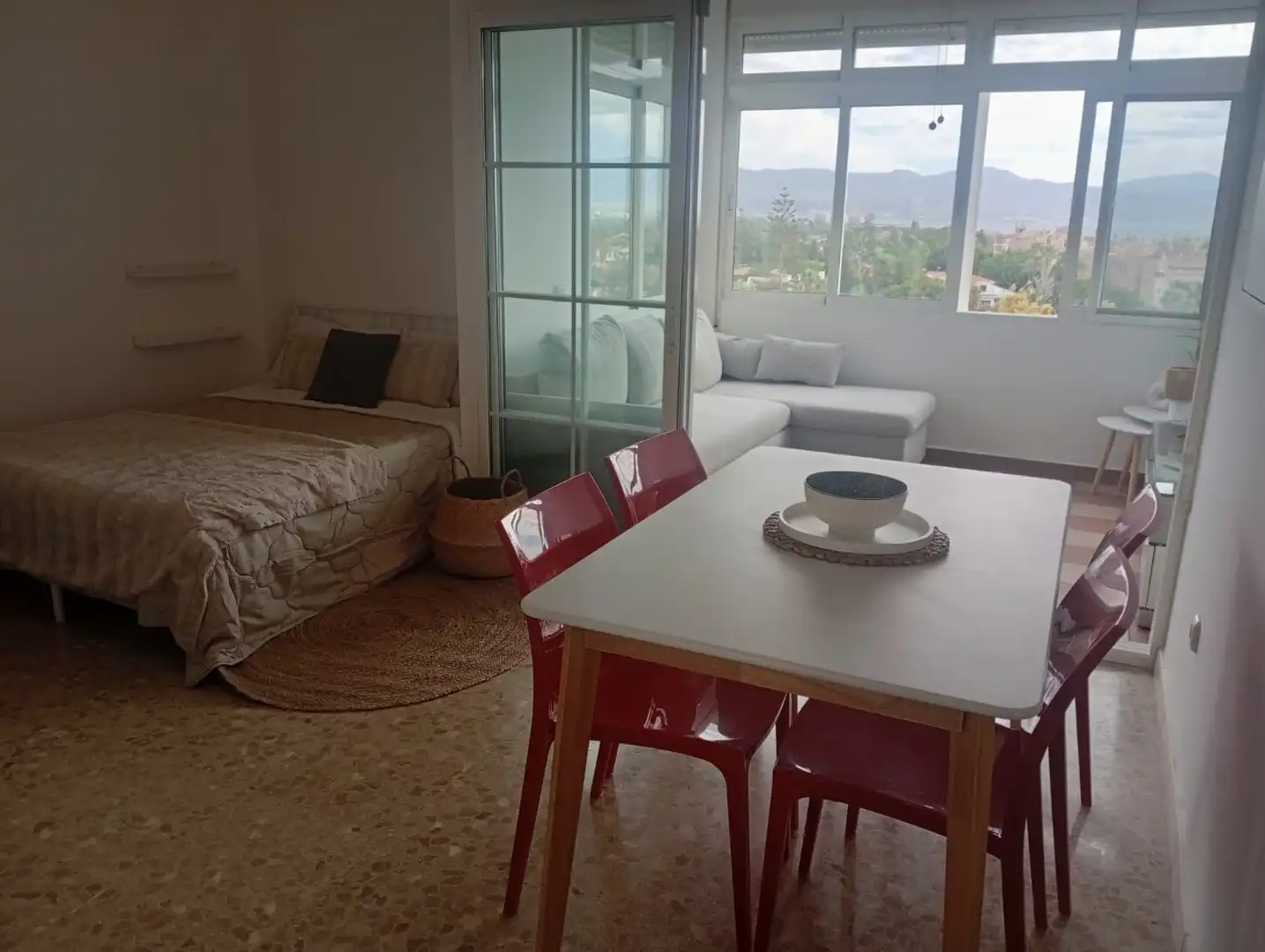 Habitación de Estudio de alquiler en Málaga con Terraza, Amueblado y Piscina comunitaria