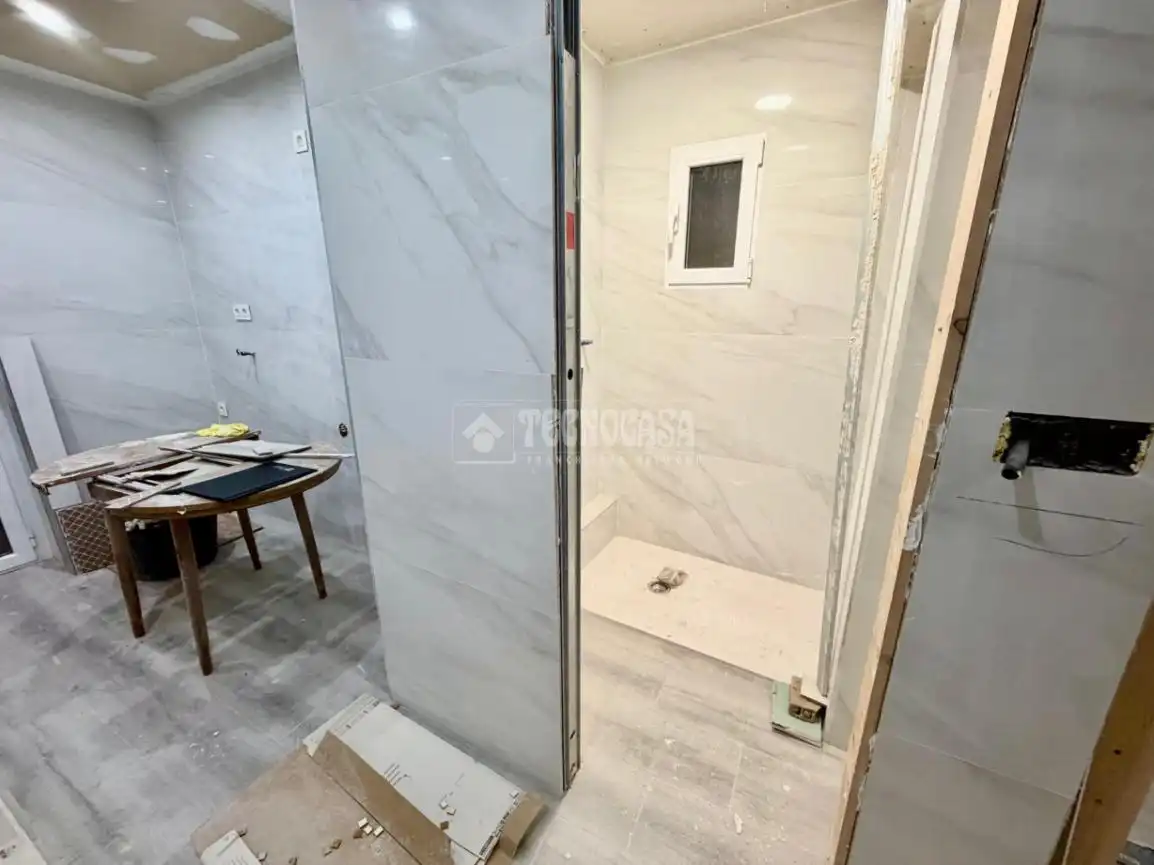 Bany de Pis en venda en León Capital  amb Calefacció i Terrassa