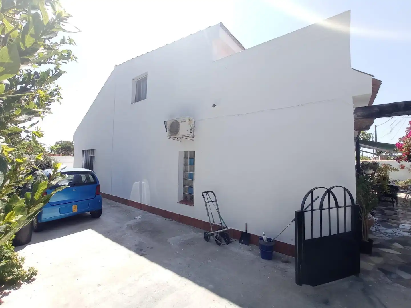 Vista exterior de Casa o xalet en venda en Chiclana de la Frontera amb Aire condicionat, Jardí privat i Terrassa