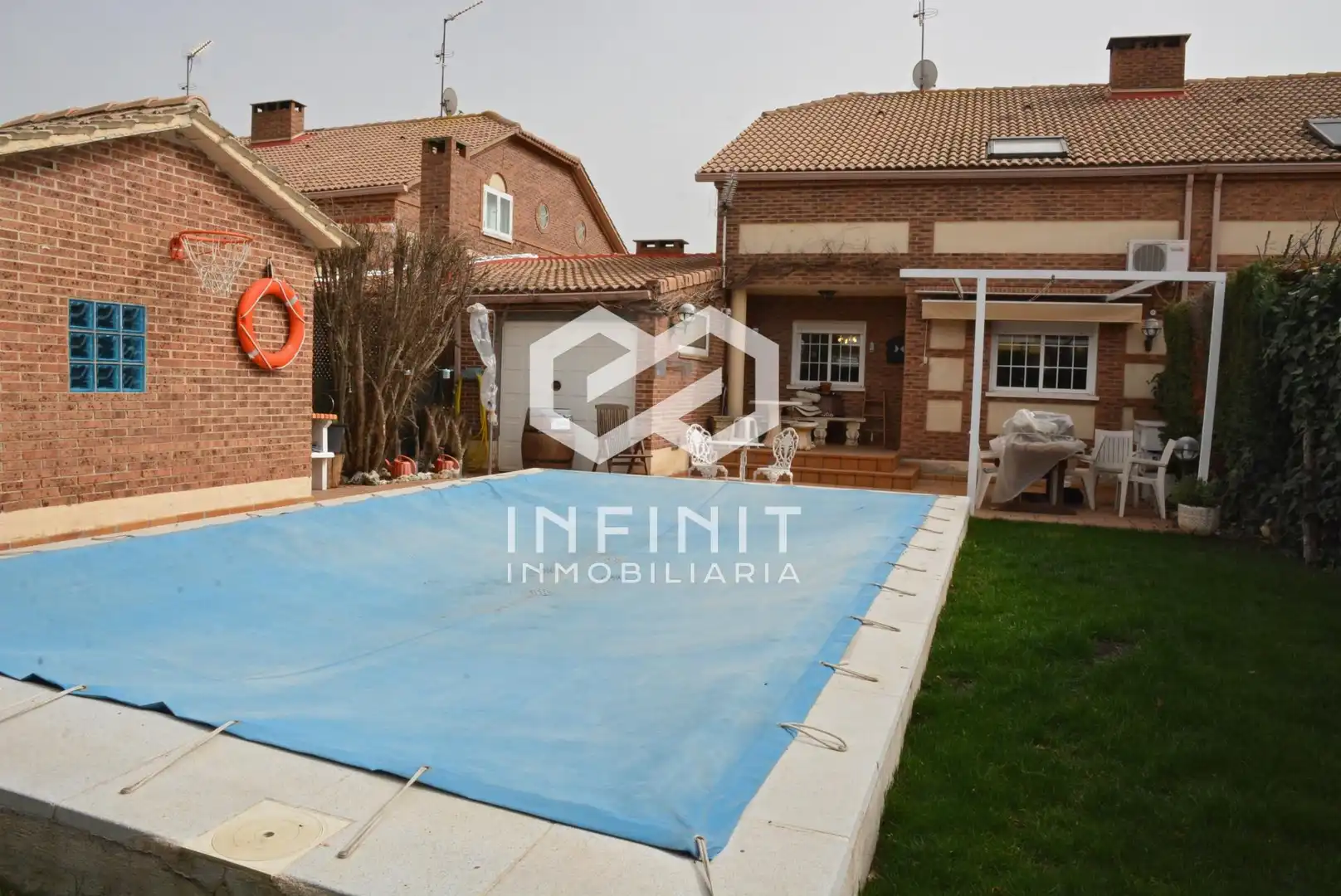 Casa adosada en venta en Villanueva de la Torre