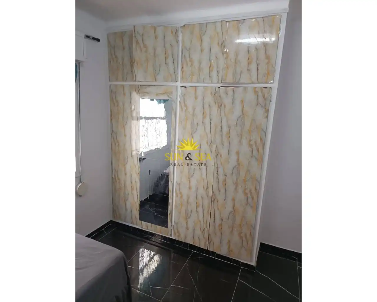 Dormitori de Apartament de lloguer en Torrevieja amb Aire condicionat, Calefacció i Moblat