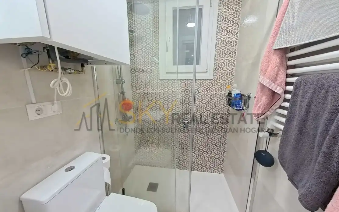 Bathroom of Flat for sale in Madrid  with Air Conditioner and Heating