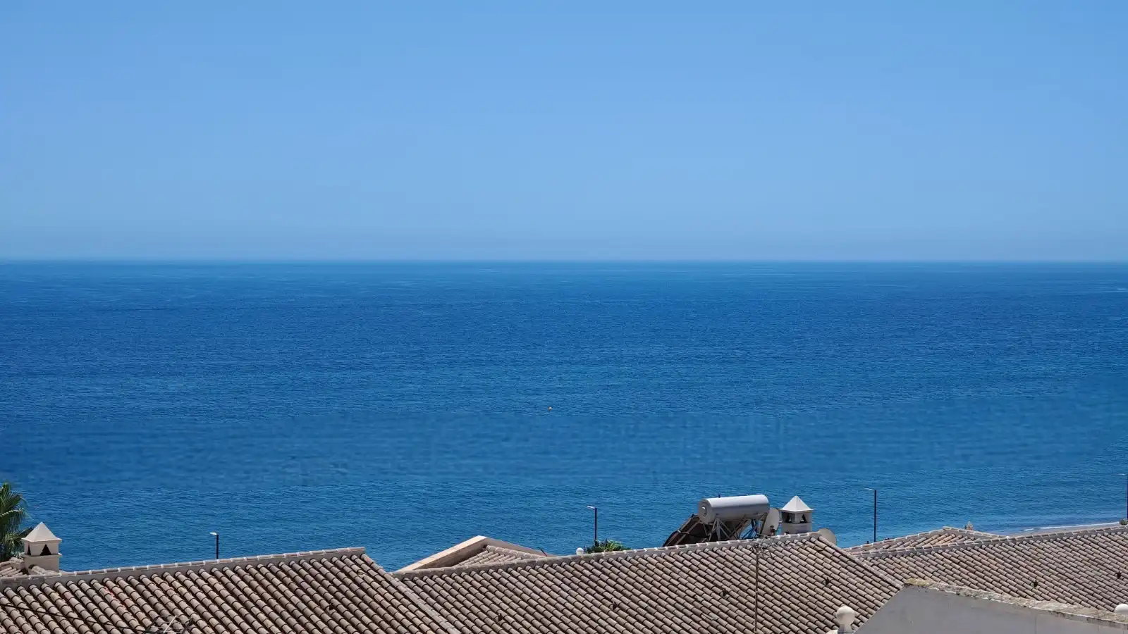Vista exterior de Casa o xalet en venda en Torrox amb Aire condicionat, Terrassa i Moblat
