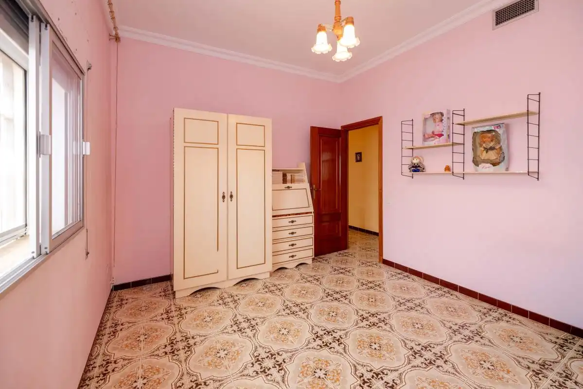 Dormitori de Casa adosada en venda en Dos Hermanas amb Aire condicionat, Calefacció i Jardí privat