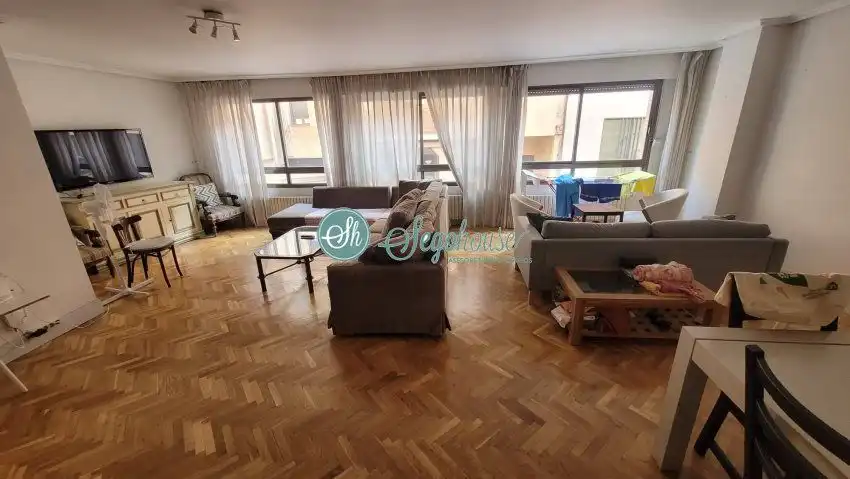 Sala d'estar de Pis en venda en Segovia amb Calefacció, Parquet i Terrassa