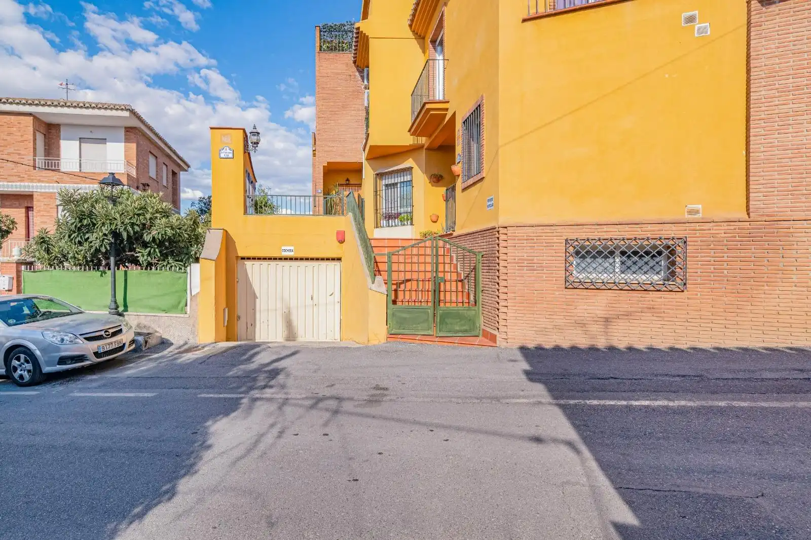 Vista exterior de Casa adosada en venda en Cájar amb Aire condicionat, Calefacció i Terrassa