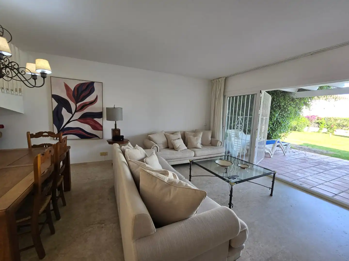 Sala d'estar de Casa adosada en venda en Marbella amb Aire condicionat, Terrassa i Moblat