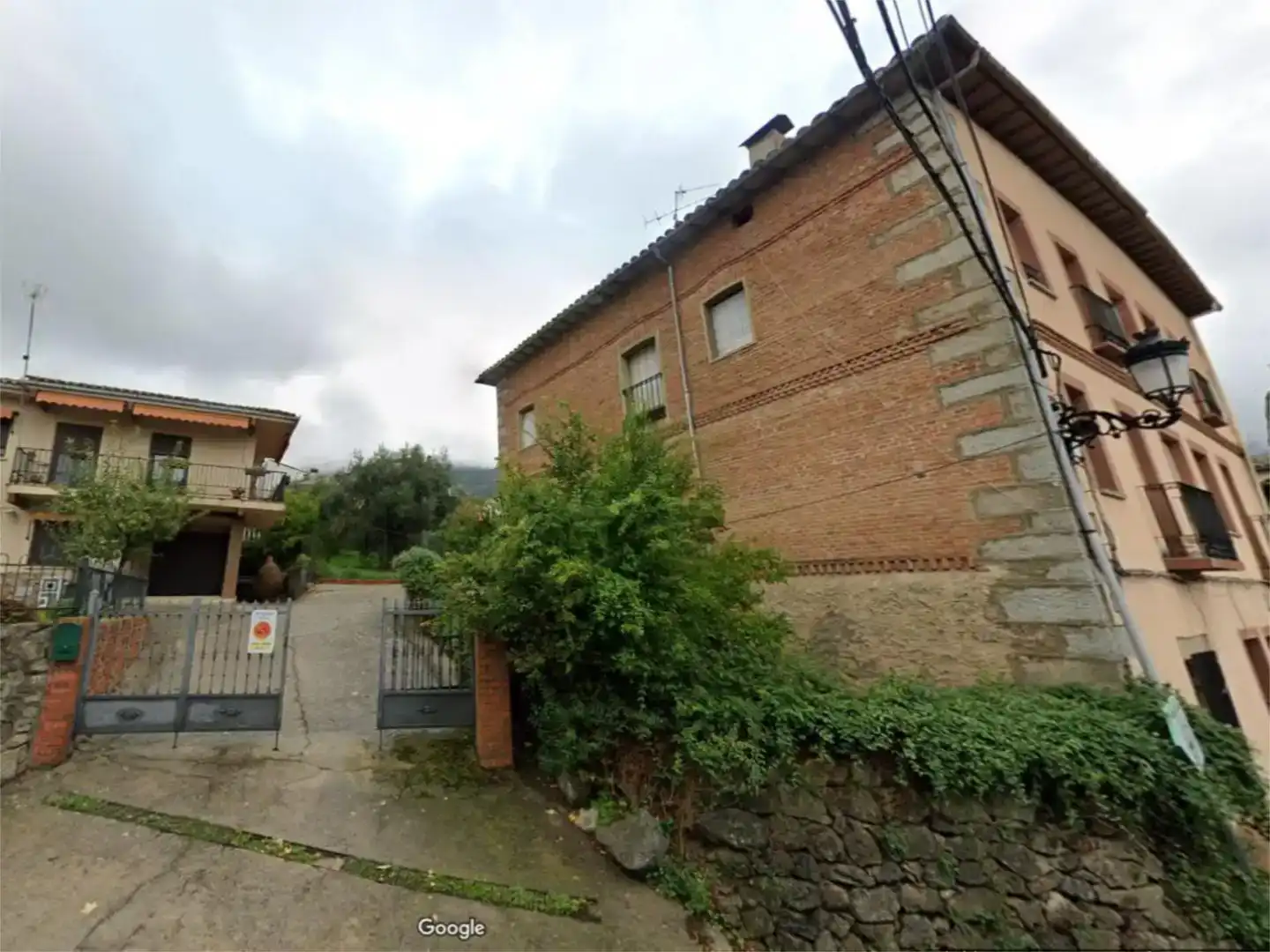 Vista exterior de Casa adosada en venda en San Esteban del Valle amb Traster i Balcó