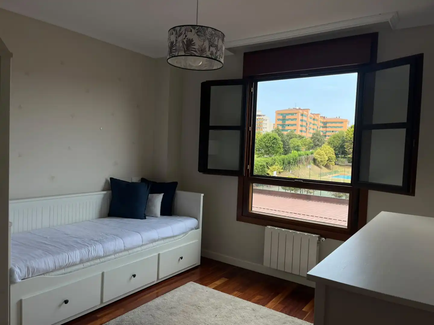 Schlafzimmer von Wohnung zur Miete in Gijón  mit Heizung, Privatgarten und Schwimmbad