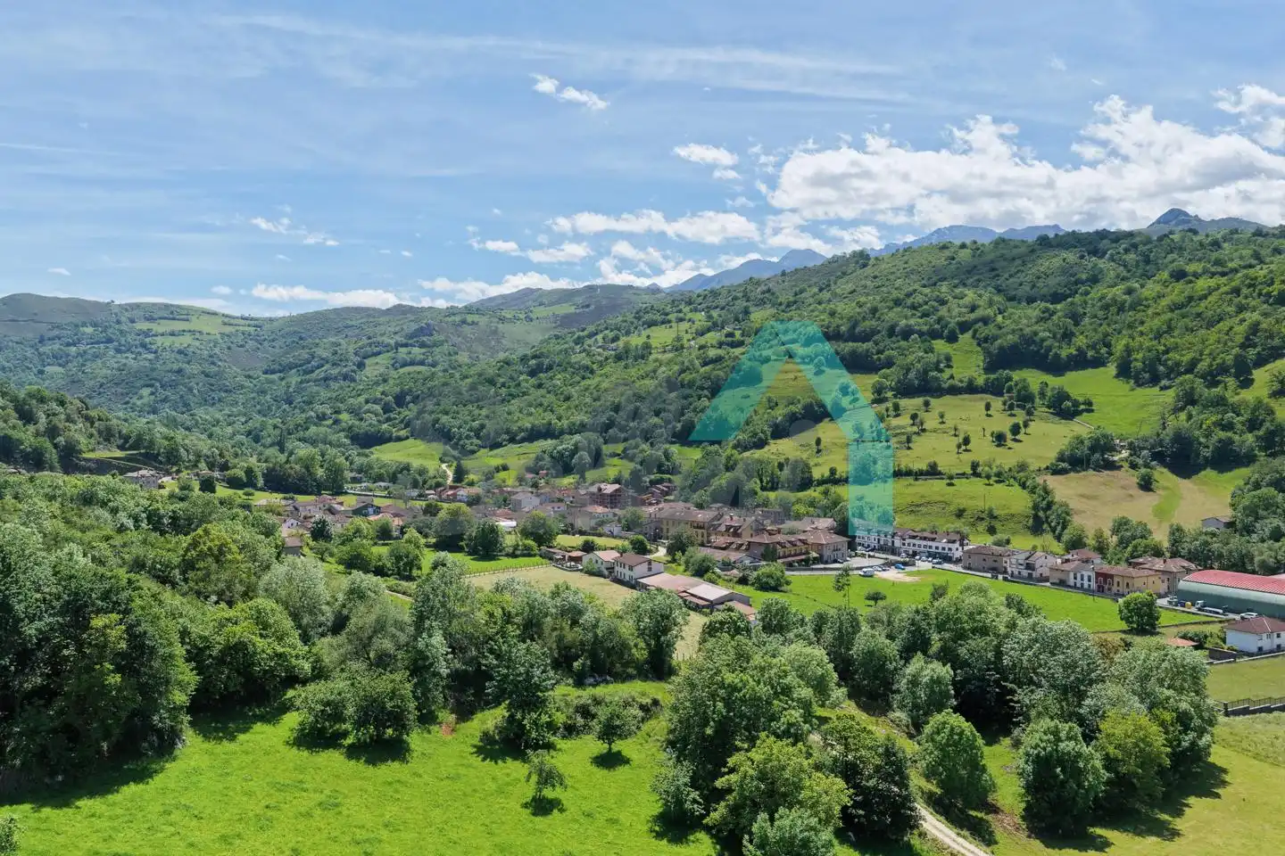 Einfamilien-Reihenhaus zum Verkauf in Onís mit Heizung, Abstellraum und Balkon