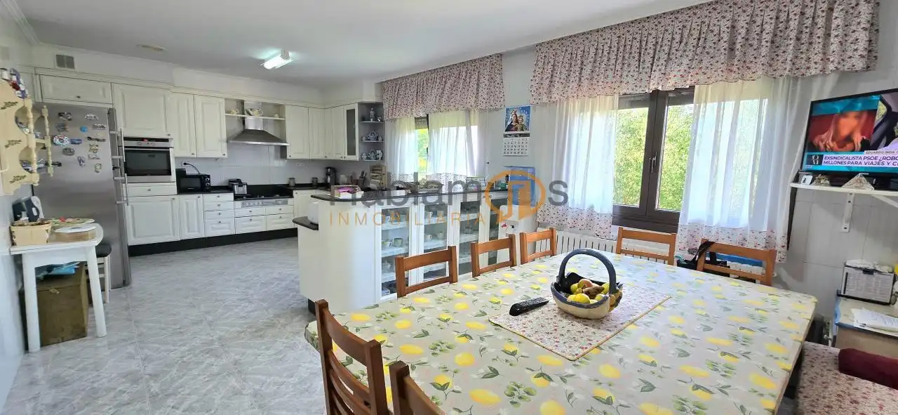 Cuina de Casa o xalet en venda en Vilagarcía de Arousa amb Calefacció, Jardí privat i Terrassa
