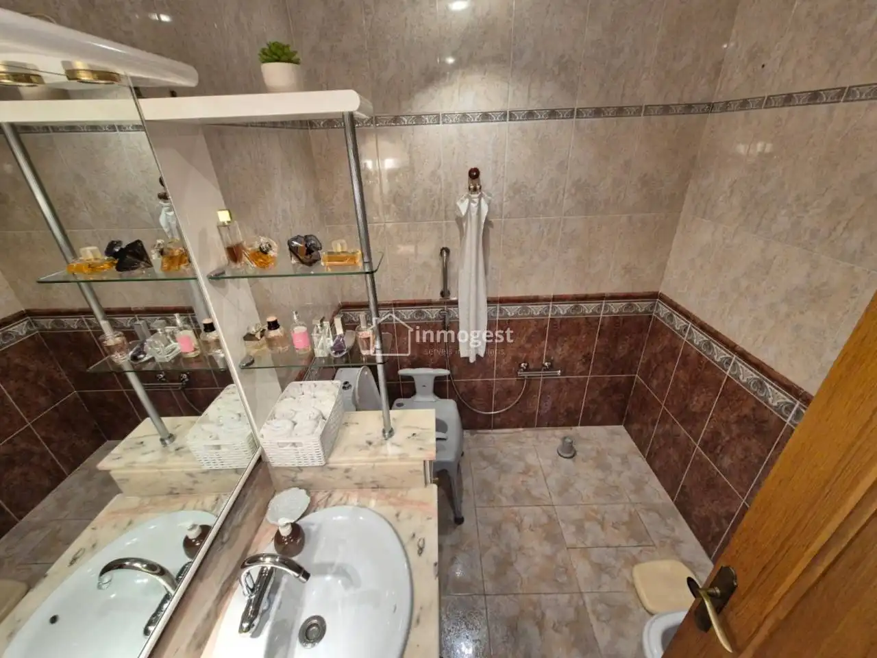 Badezimmer von Dachboden zum Verkauf in Salt mit Heizung und Terrasse