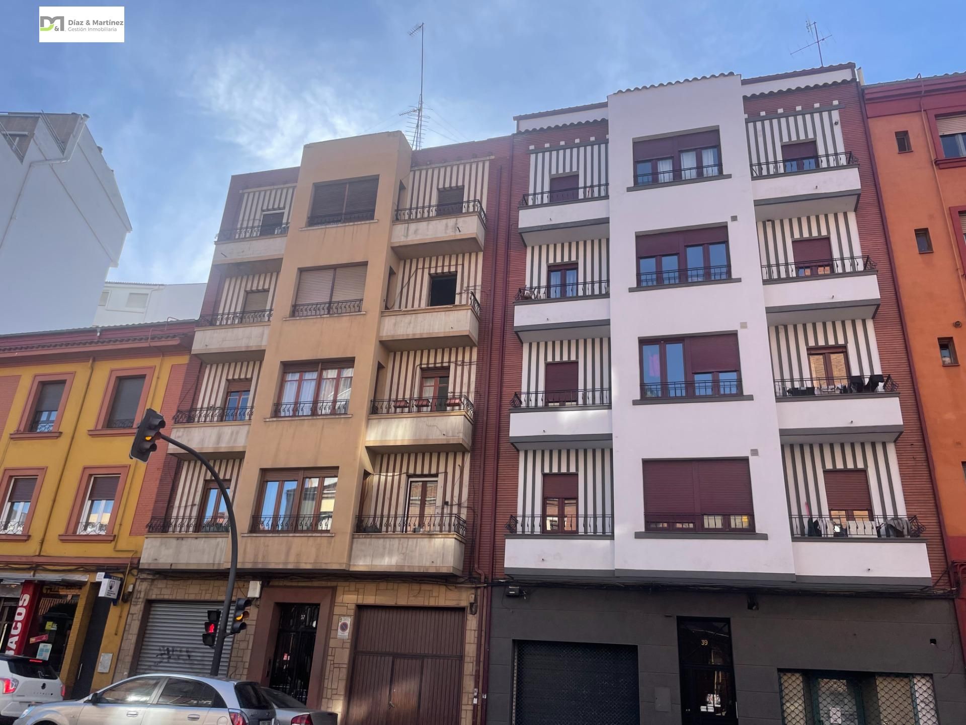 Vista exterior de Pis en venda en León Capital  amb Calefacció i Balcó