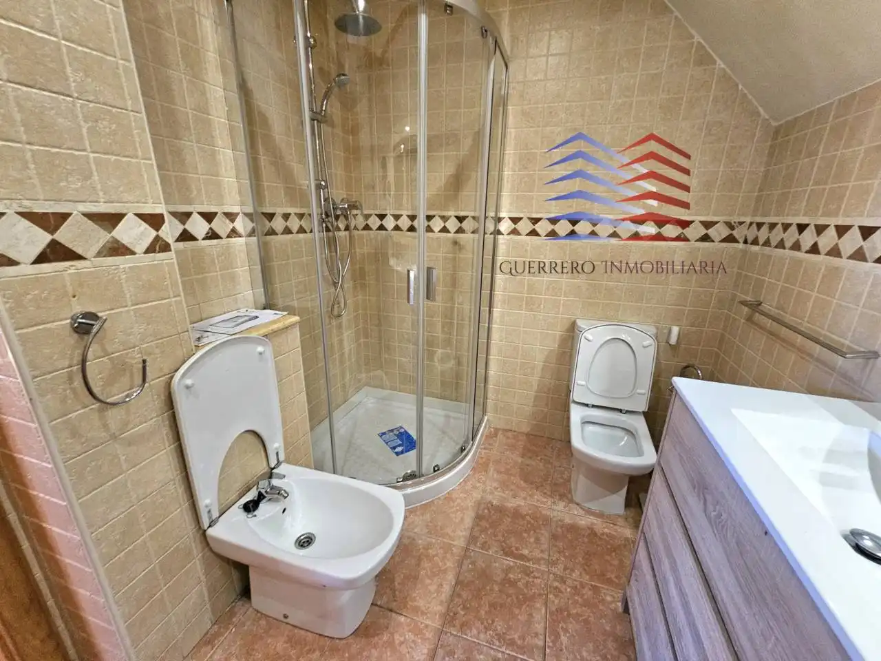 Bany de Dúplex de lloguer en Ourense Capital  amb Calefacció, Parquet i Terrassa