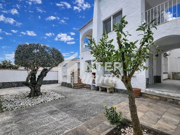 Casa amb jardí en venda a Montseny 138