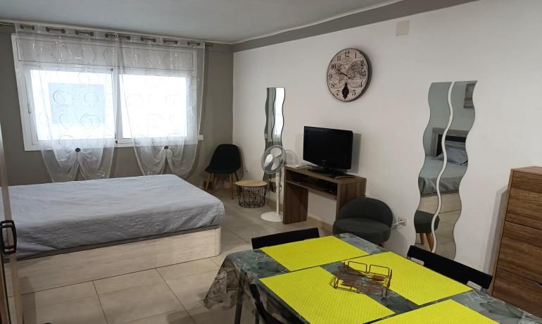 Dormitori de Apartament en venda en Roses amb Moblat