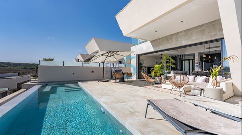 Villa de lujo de 4 dormitorios con piscina infinita, construcción reconvertida y vistas al mar en Residencial Oceanic, Ciudad Ques