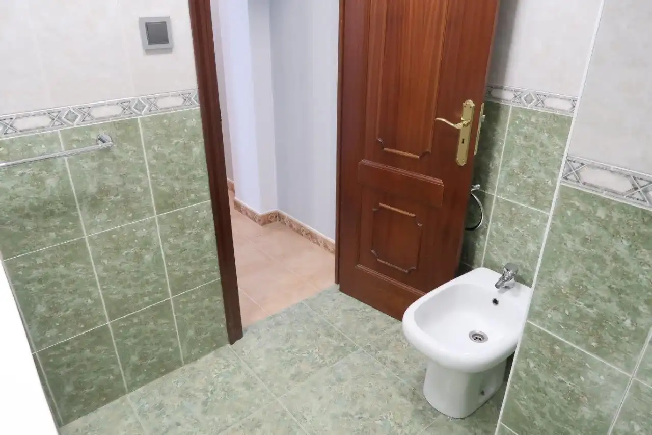 Badezimmer von Wohnung zur Miete in A Coruña Capital  mit Heizung und Möbliert