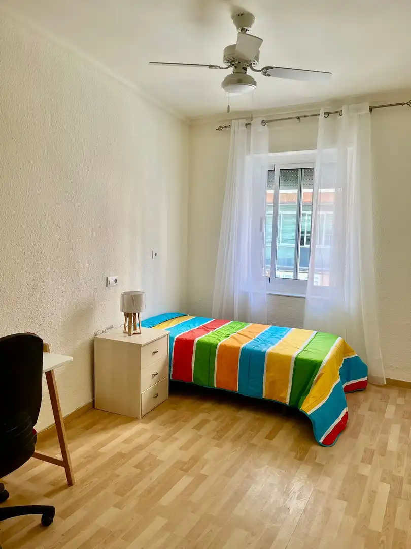 Habitación de Piso de alquiler en Petrer con Aire acondicionado, Terraza y Amueblado