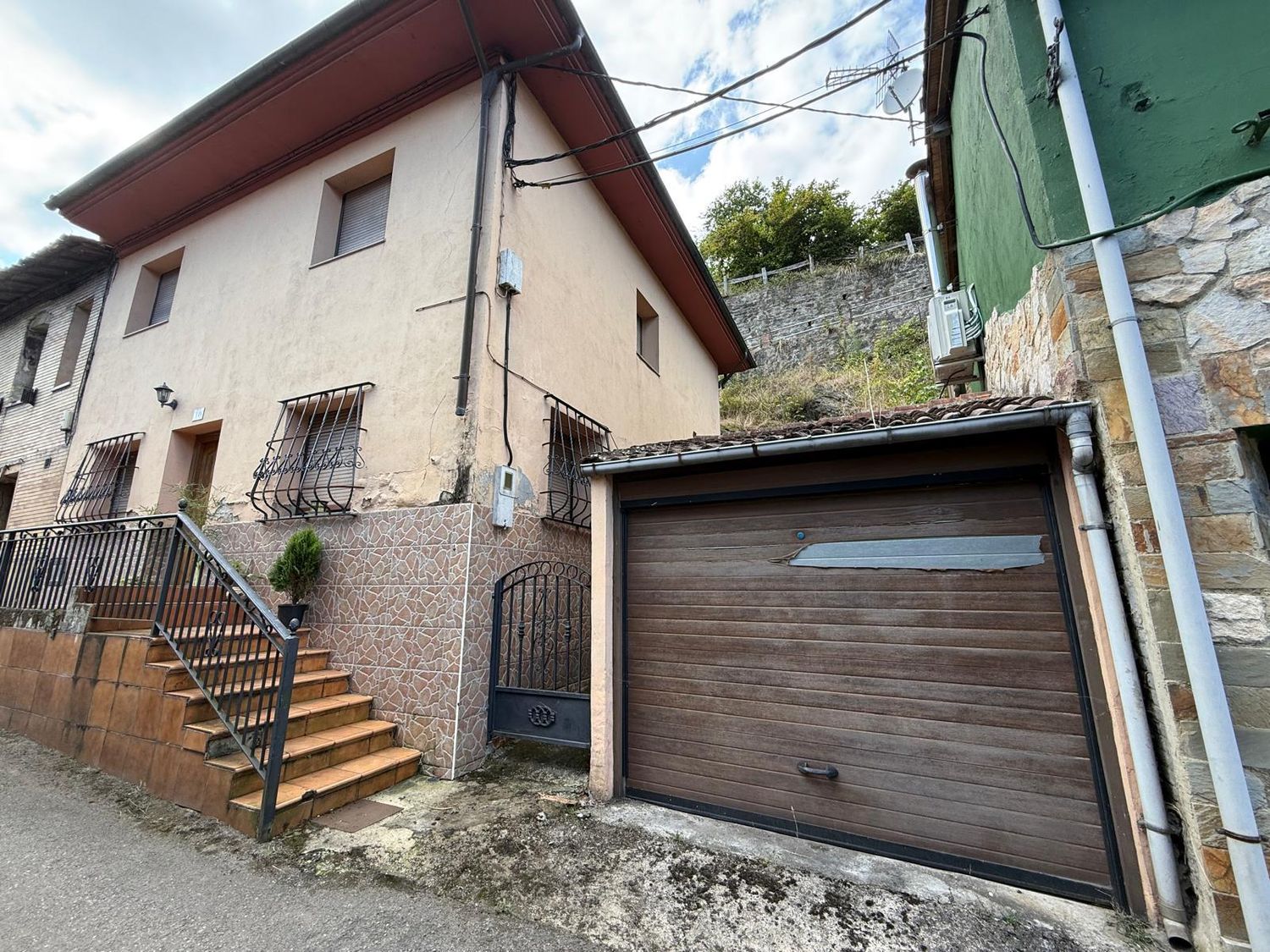 Exterior view of House or chalet for sale in San Martín del Rey Aurelio  with Heating, Storage room and Swimming Pool